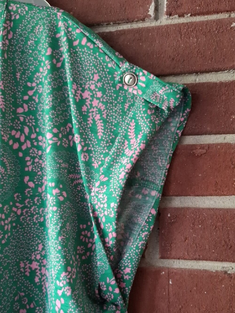 Dear Scarlett Green & Pink Floral Blouse, Short Sleeve with Button Tab, 2x, NWT - Picture 5 of 5